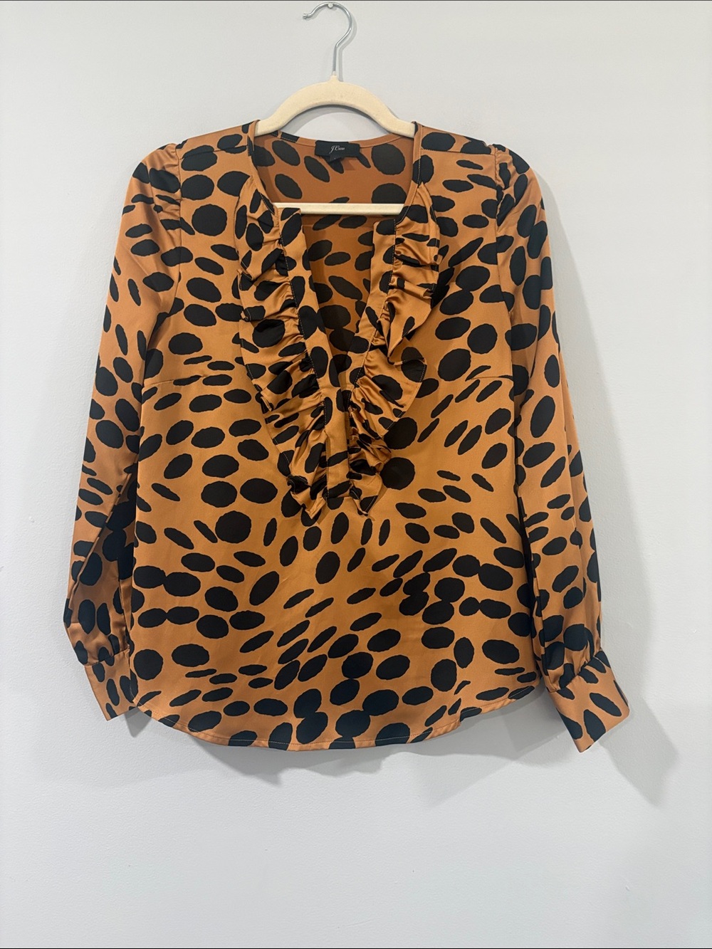 J CREW RUFFLED V-NECK ANIMAL PRINT BLACK ON CAMEL DOT SIZE /XS